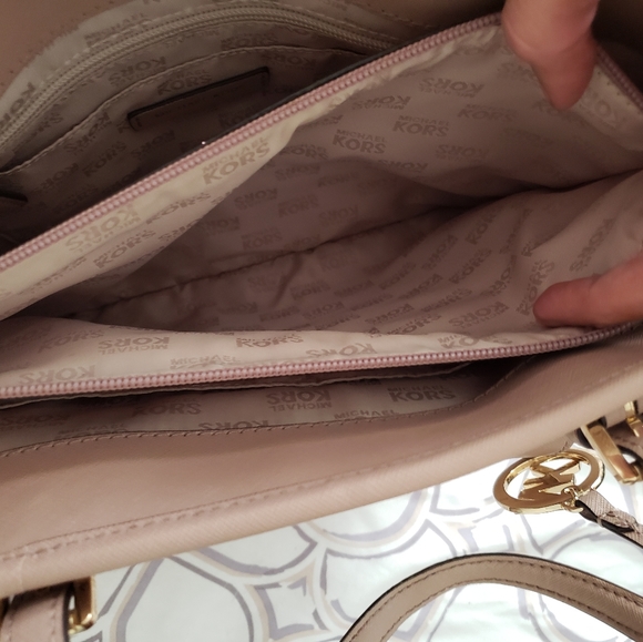 Michael Kors purse - Picture 3 of 8